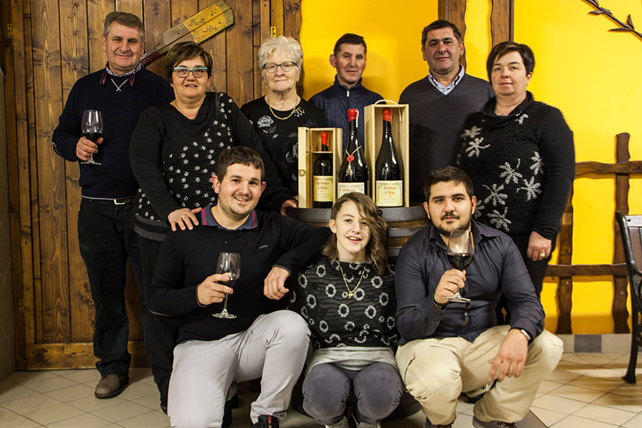 La famiglia Rivetti riunita attorno ai propri vini